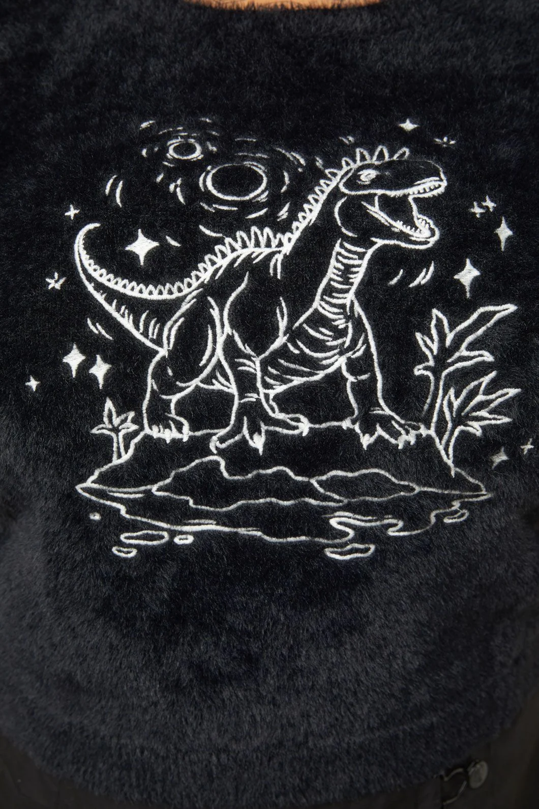 Curve Triassic Embroidery Fluffy Knit - Image 5