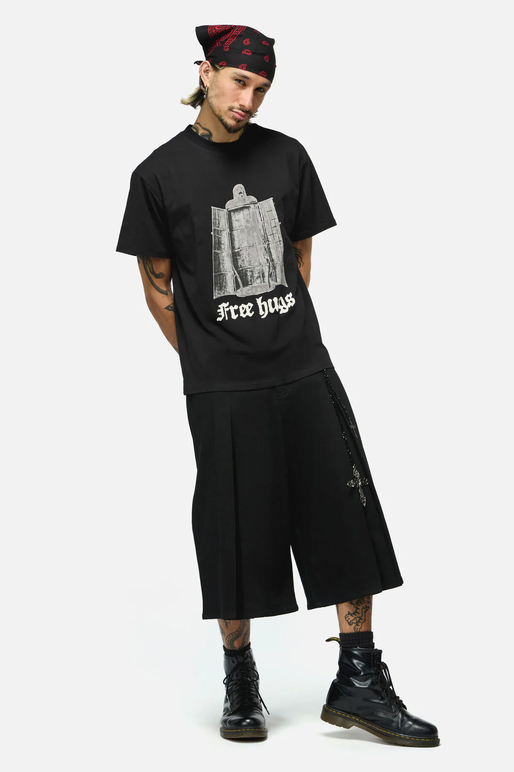 Free Hugs Unisex Tee - Image 2